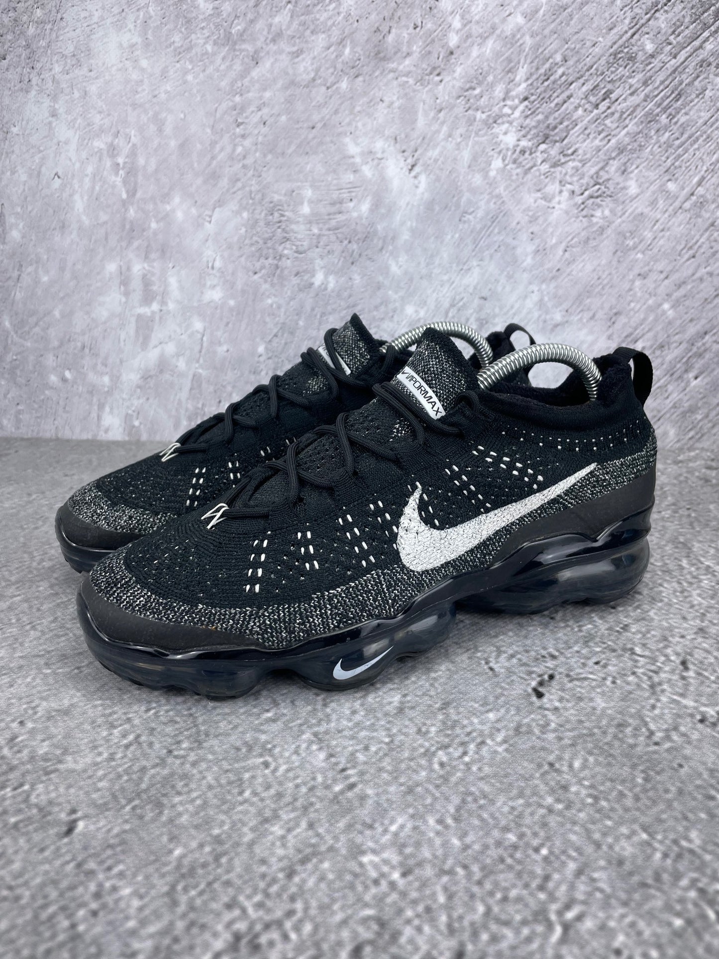 Nike Air VaporMax 2023 Flyknit Oreo - buty sportowe, widok z boku na tle studyjnym