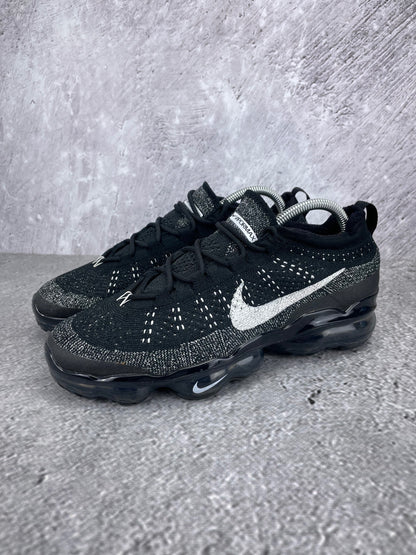 Nike Air VaporMax 2023 Flyknit Oreo - buty sportowe, widok z boku na tle studyjnym