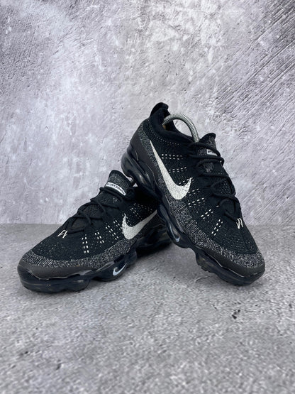 Nike Air VaporMax 2023 Flyknit Oreo - buty sportowe, para butów, widok z boku na tle studyjnym