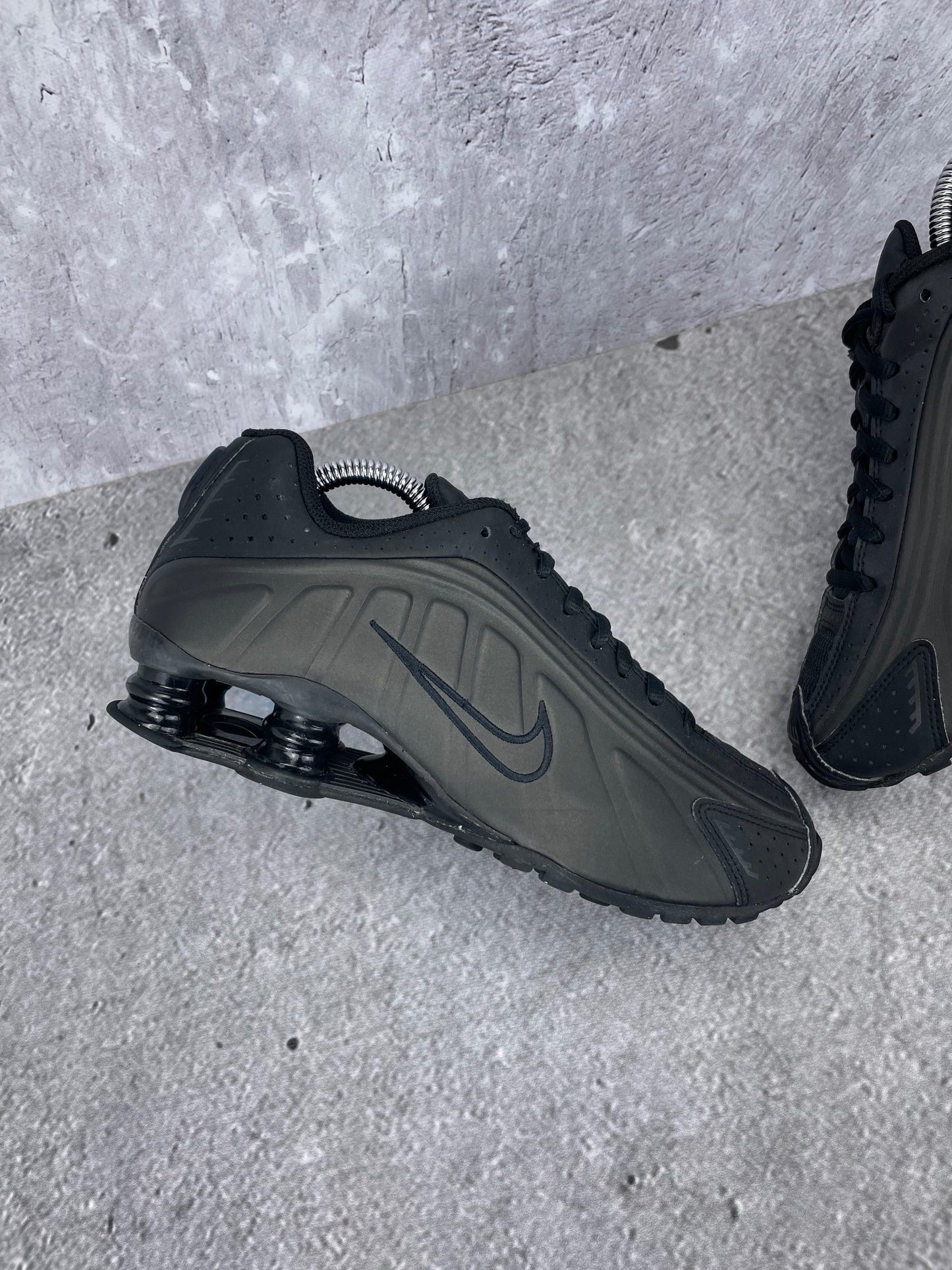 Nike Shox R4 None - buty sportowe, zewnętrzny panel lewego buta