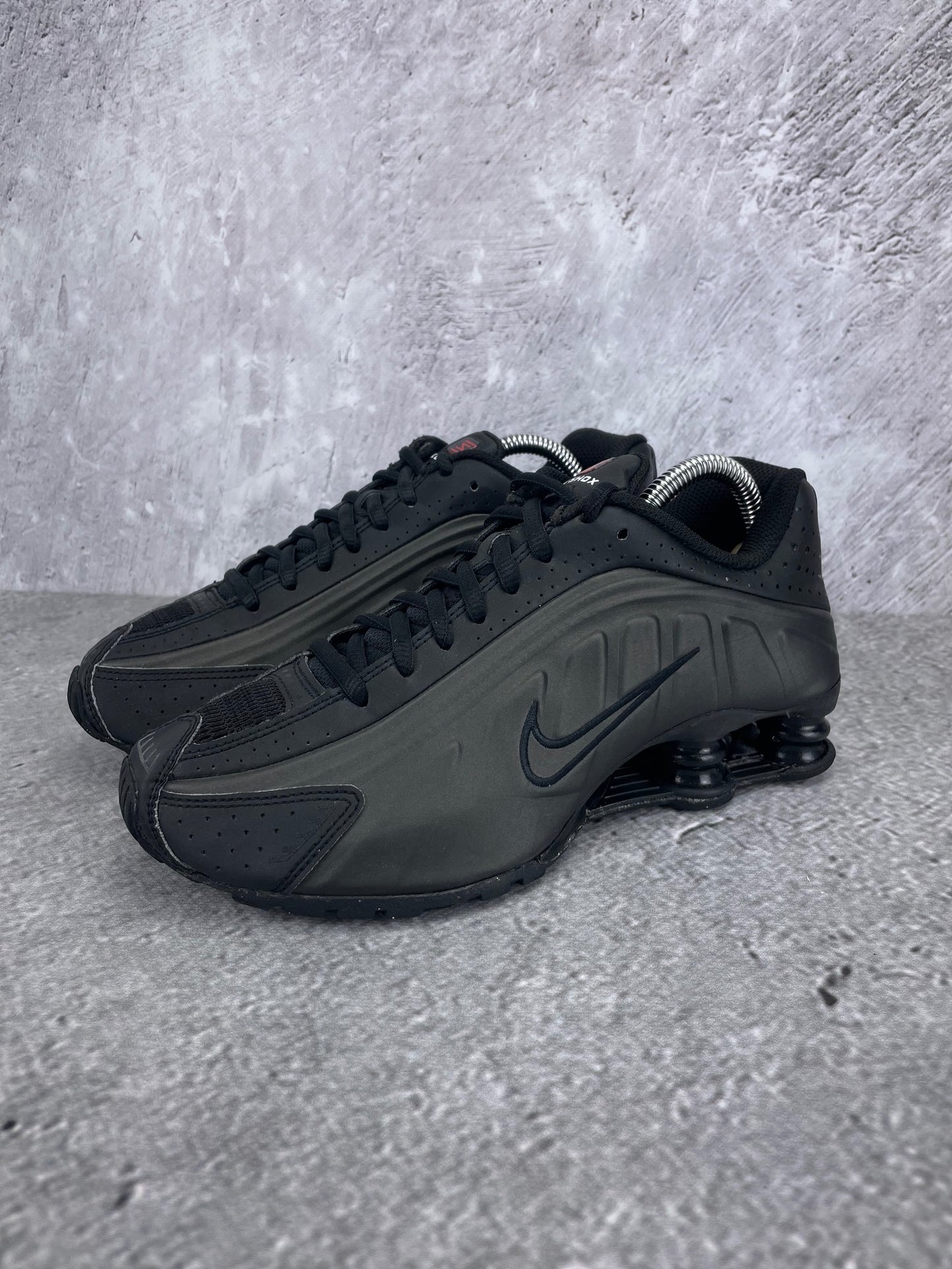 Nike Shox R4 None - buty sportowe, widok z boku na tle studyjnym