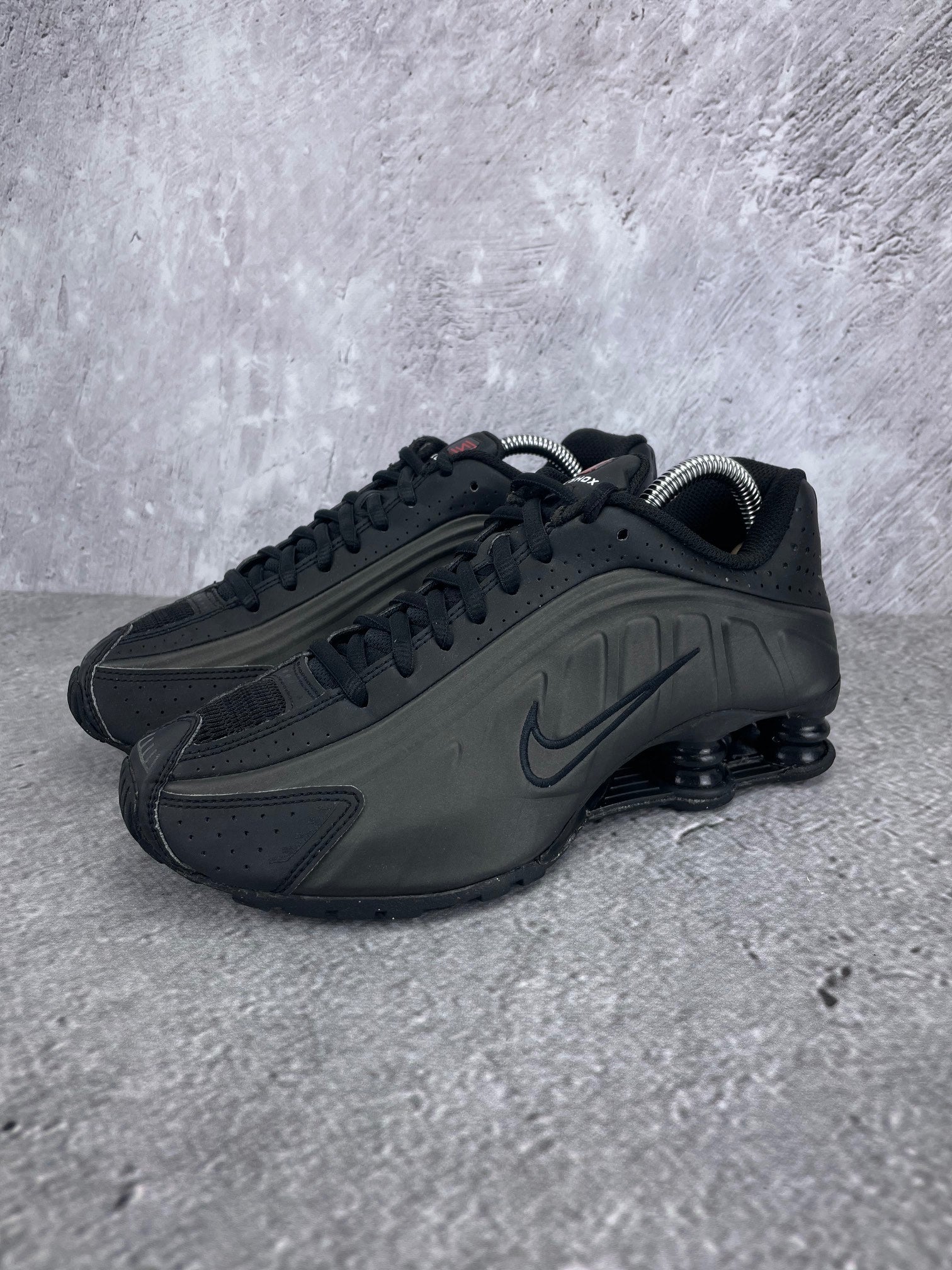 Nike Shox R4 None - buty sportowe, widok z boku na tle studyjnym