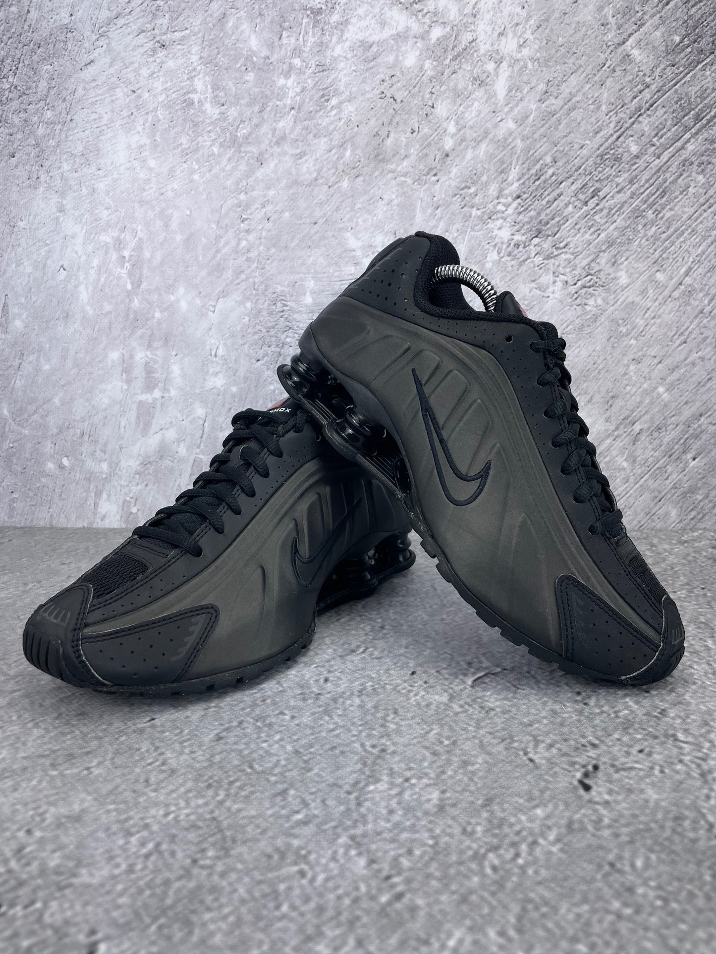 Nike Shox R4 None - buty sportowe, para butów, widok z boku na tle studyjnym