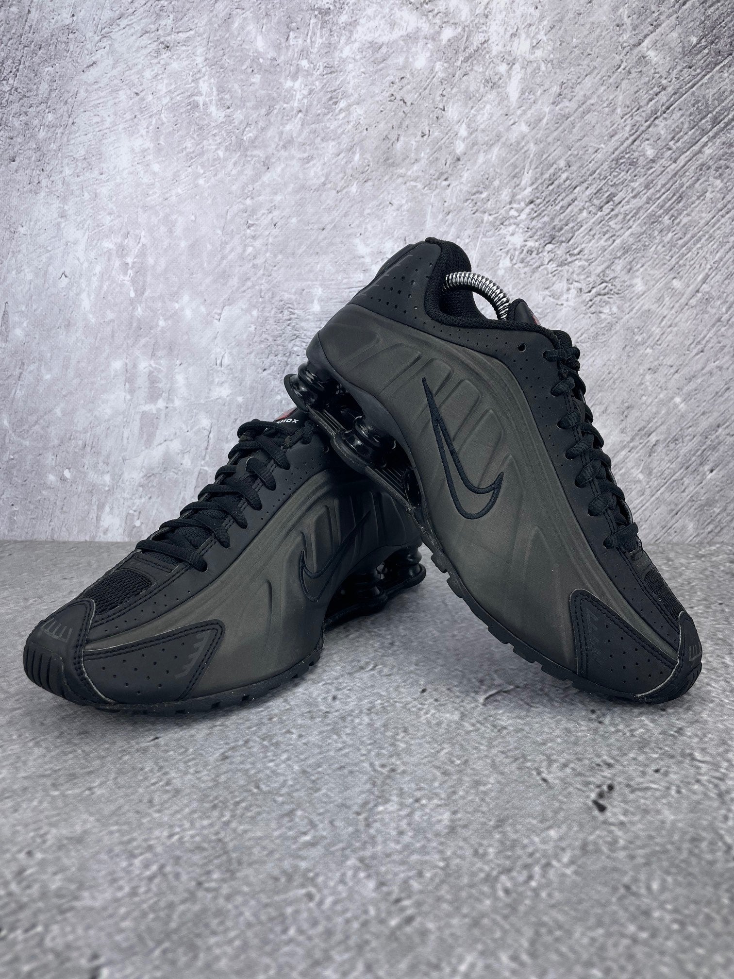 Nike Shox R4 None - buty sportowe, para butów, widok z boku na tle studyjnym