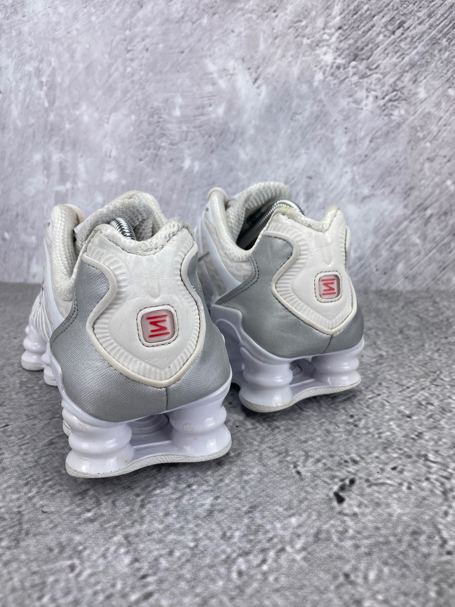 Nike Shox TL AR3566-100 - buty sportowe, zewnętrzny panel prawego buta