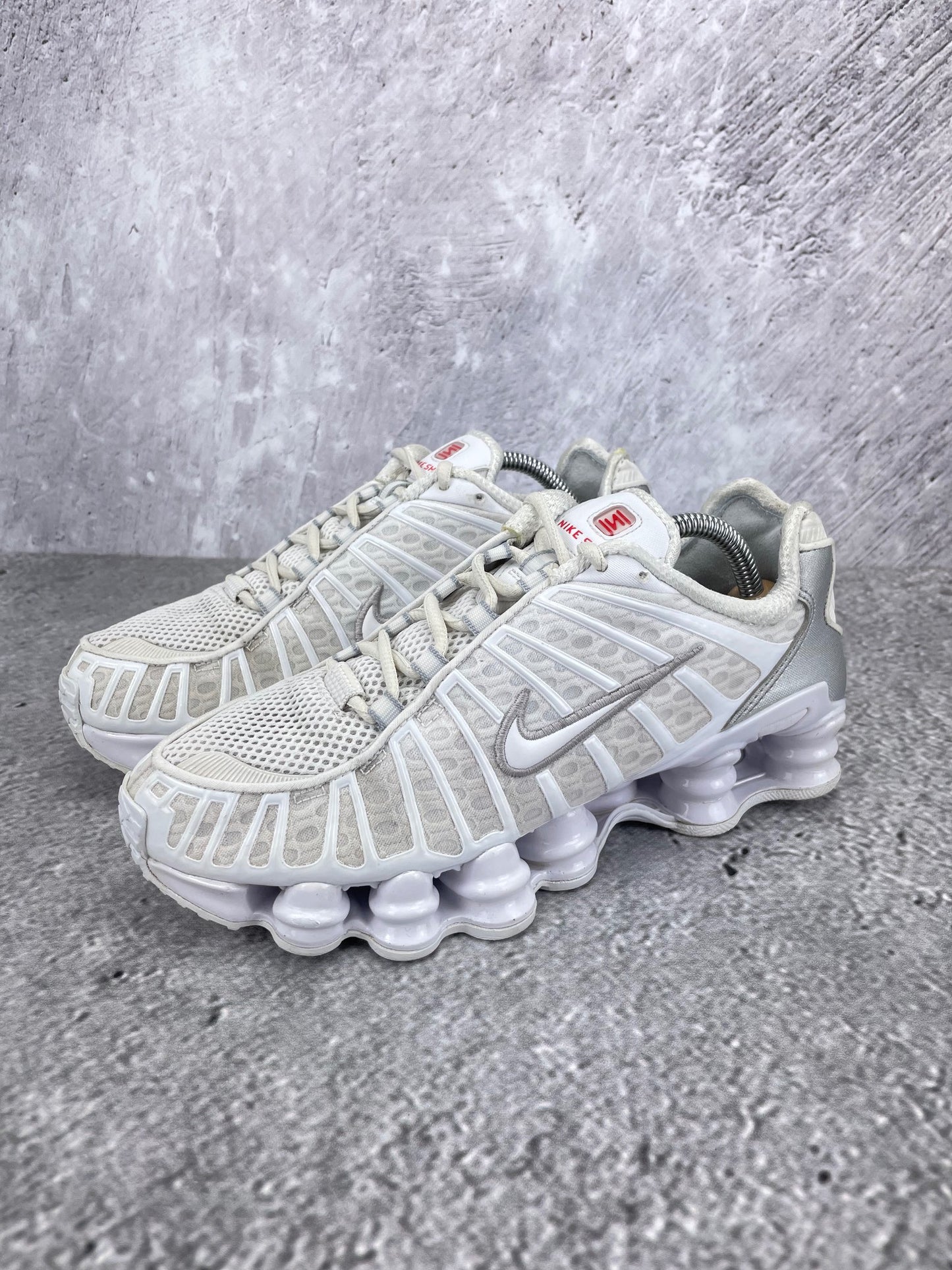 Nike Shox TL AR3566-100 - buty sportowe, para butów, widok z boku na tle studyjnym