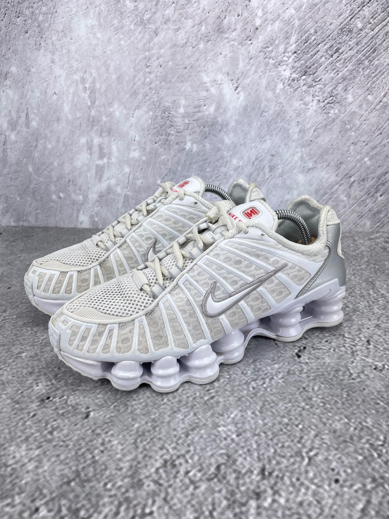 Nike Shox TL AR3566-100 - buty sportowe, para butów, widok z boku na tle studyjnym