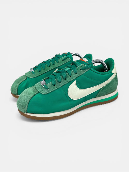 Nike Cortez Stadium Green - buty sportowe, widok z boku