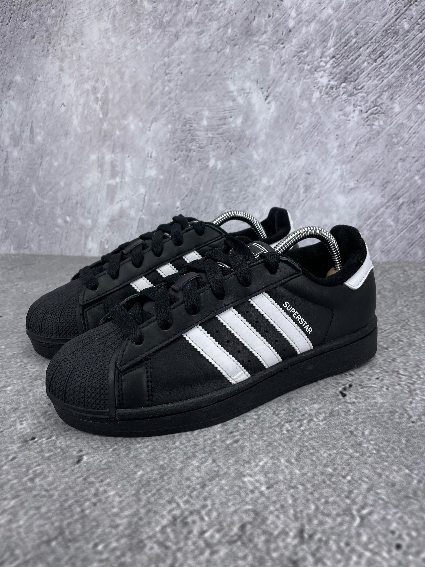 adidas Superstar II Black White - buty sportowe, widok z boku na tle studyjnym