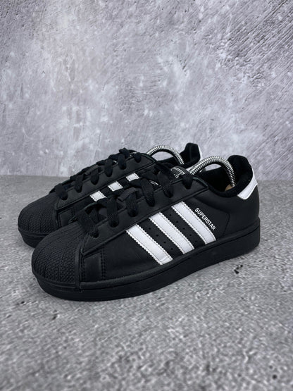 adidas Superstar II Black White - buty sportowe, widok z boku na tle studyjnym