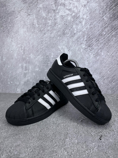 adidas Superstar II Black White - buty sportowe, para butów, widok z boku na tle studyjnym