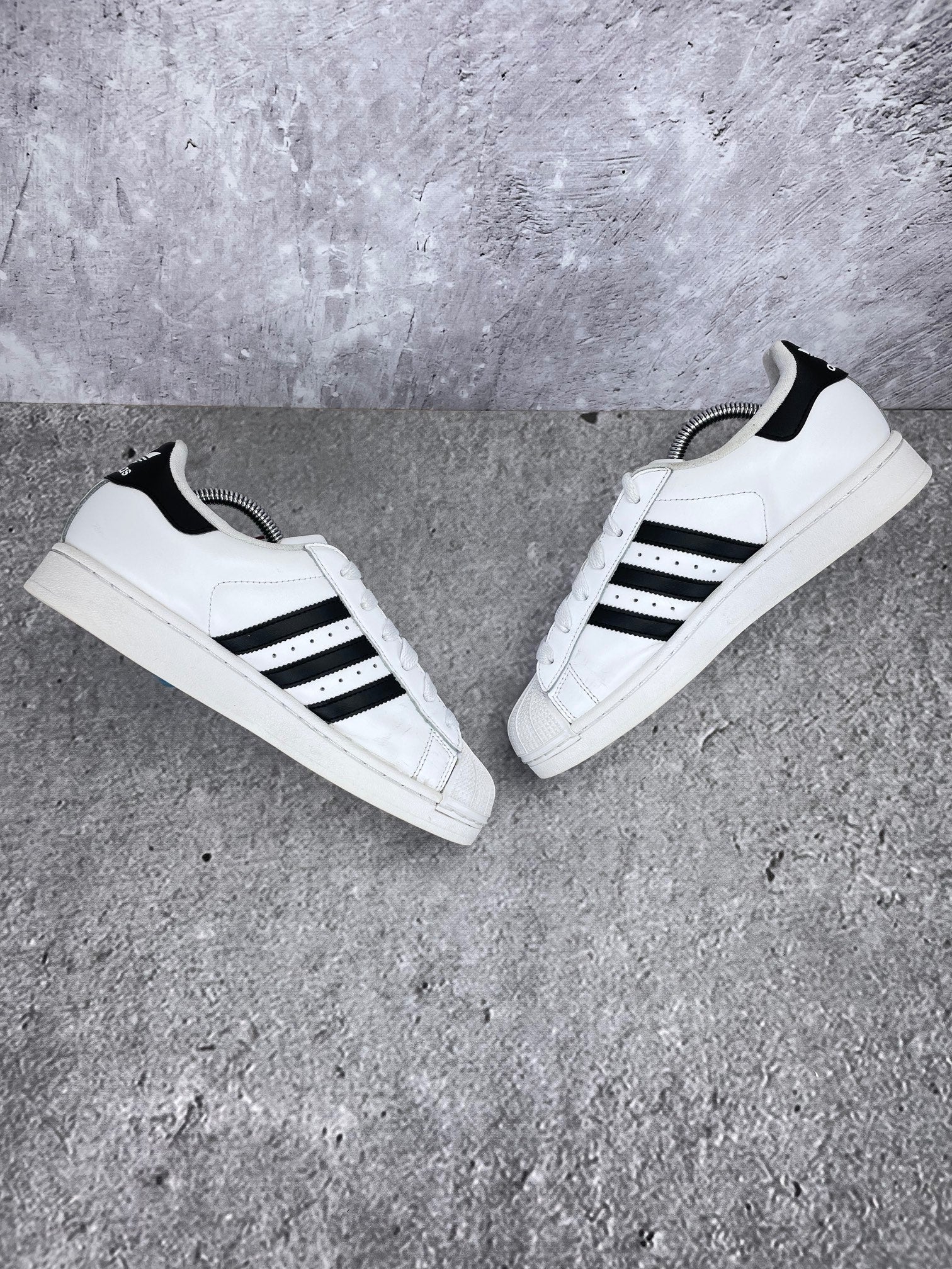 Adidas Superstar II Cloud White Black - buty sportowe, zewnętrzny panel prawego buta