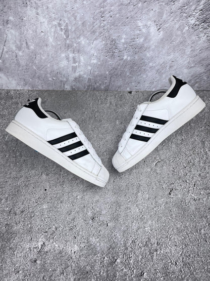 Adidas Superstar II Cloud White Black - buty sportowe, zewnętrzny panel prawego buta