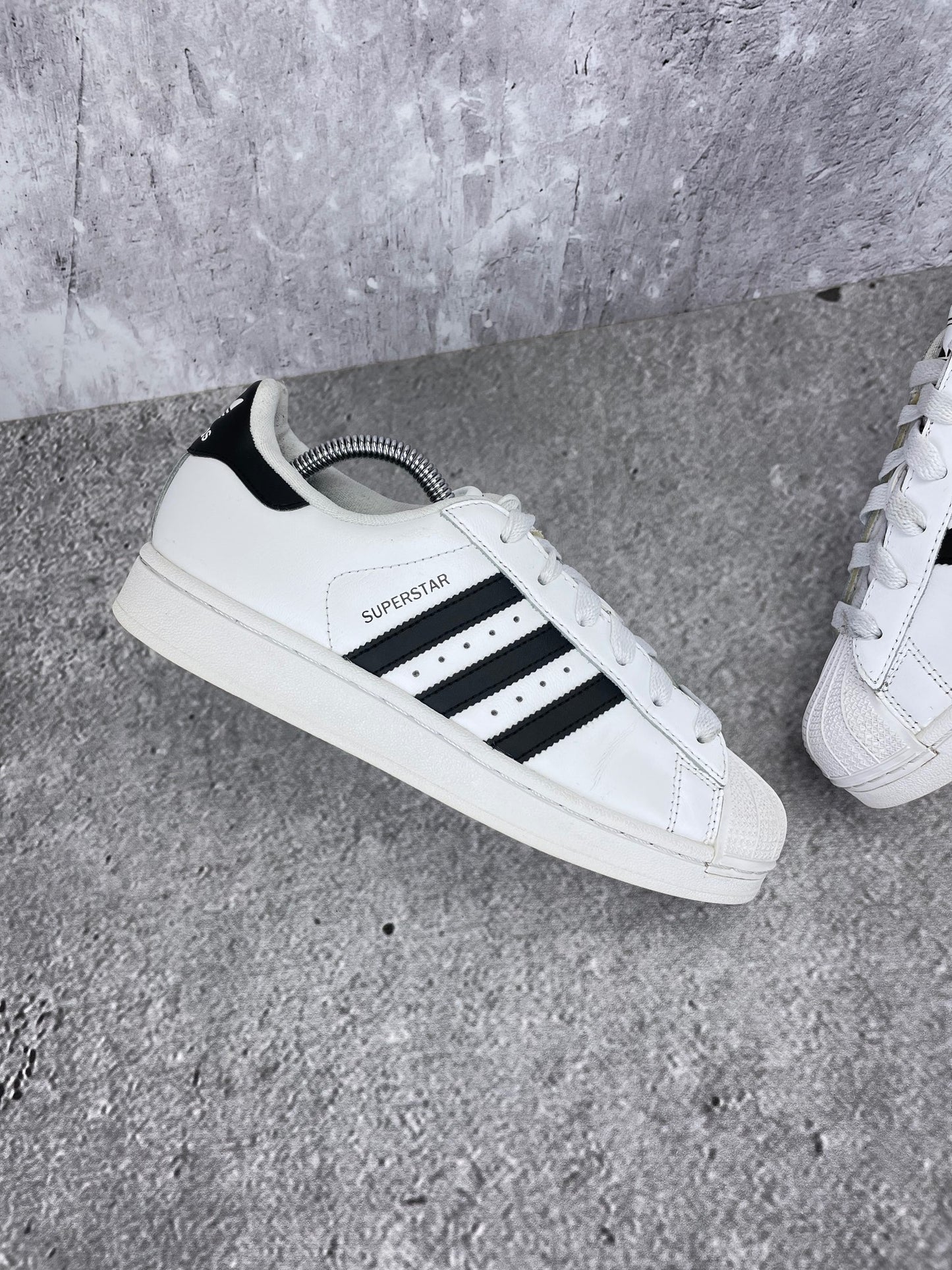 Adidas Superstar II Cloud White Black - buty sportowe, zewnętrzny panel lewego buta