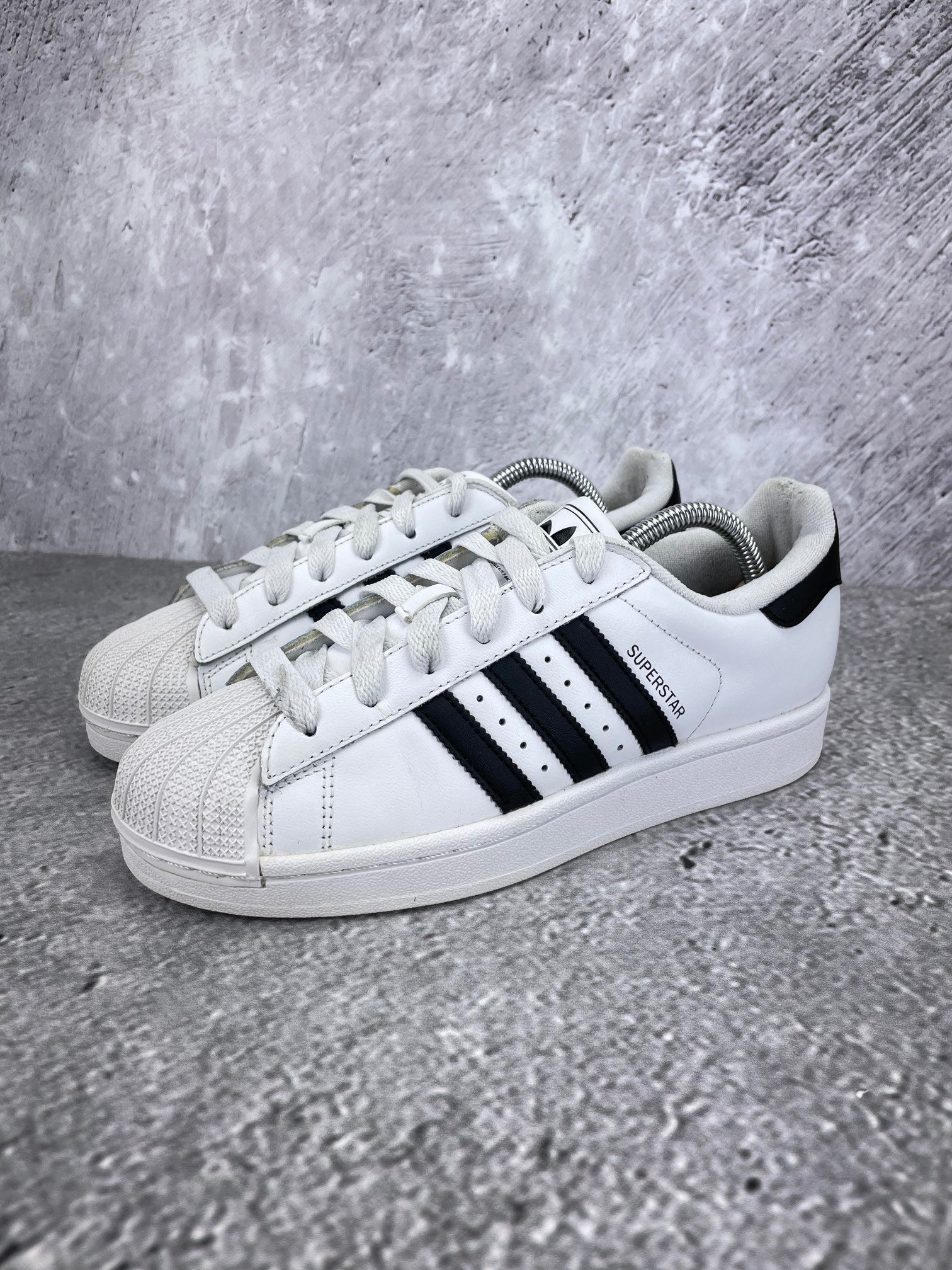 Adidas Superstar II Cloud White Black - buty sportowe, widok z boku na tle studyjnym