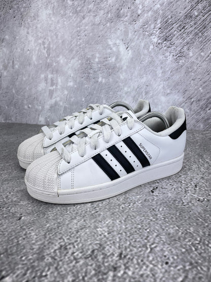 Adidas Superstar II Cloud White Black - buty sportowe, widok z boku na tle studyjnym