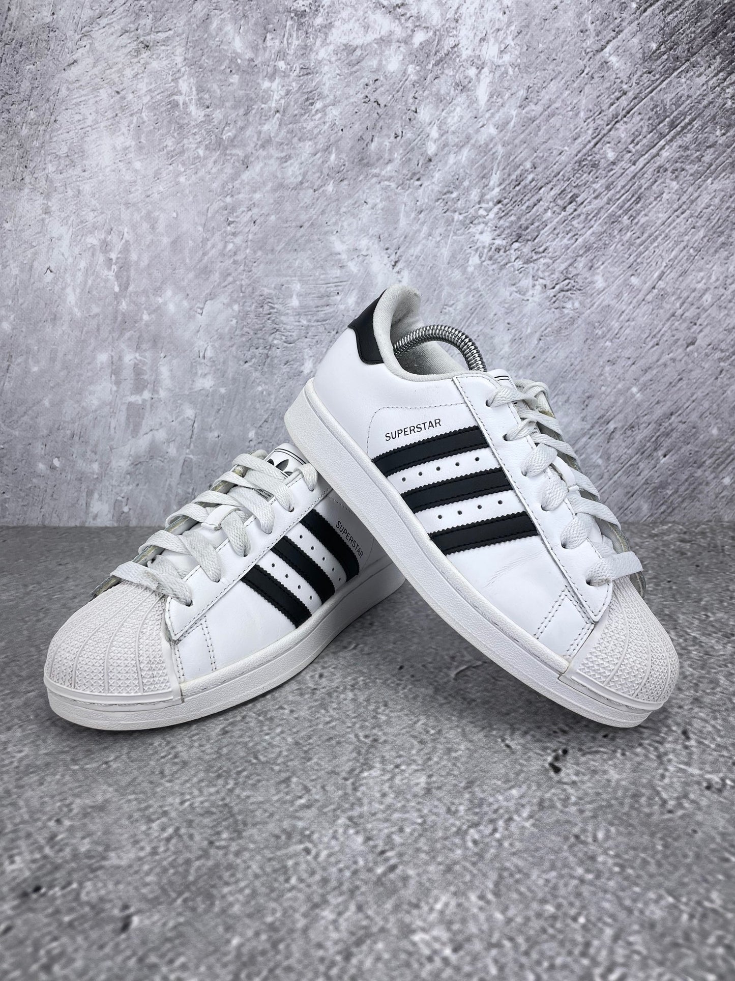 Adidas Superstar II Cloud White Black - buty sportowe, para butów, widok z boku na tle studyjnym