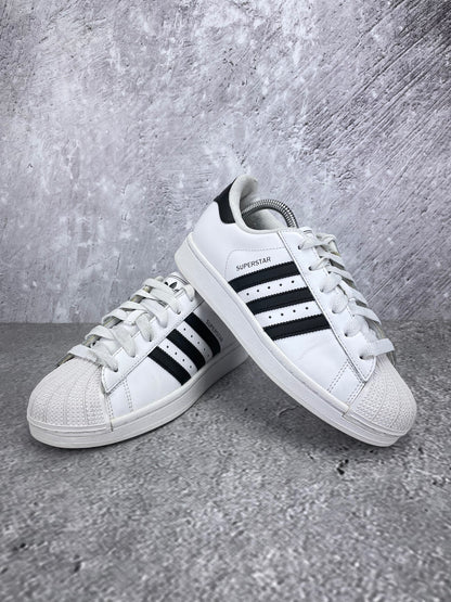 Adidas Superstar II Cloud White Black - buty sportowe, para butów, widok z boku na tle studyjnym