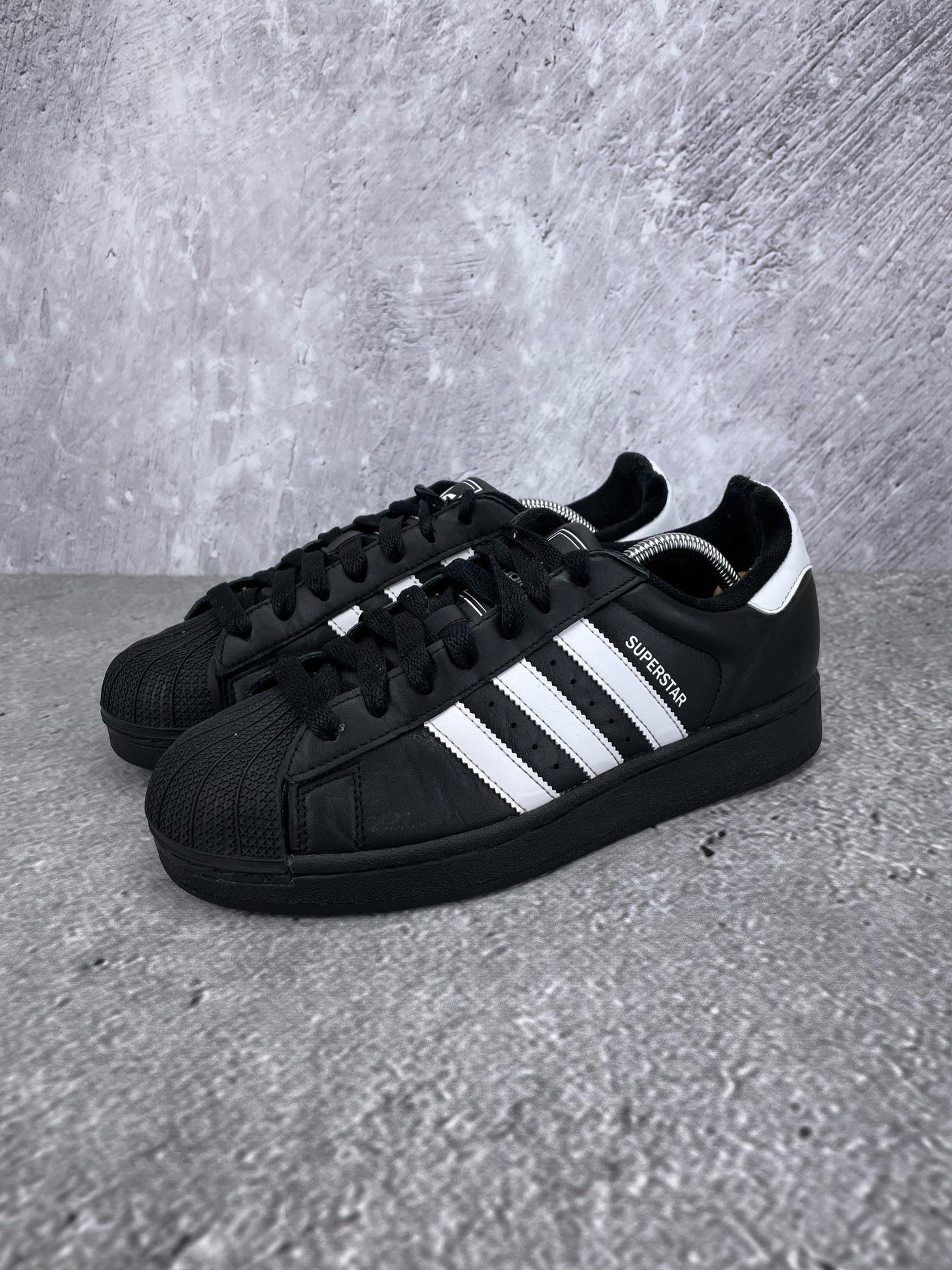 adidas Superstar II Black White - buty sportowe, widok z boku na tle studyjnym