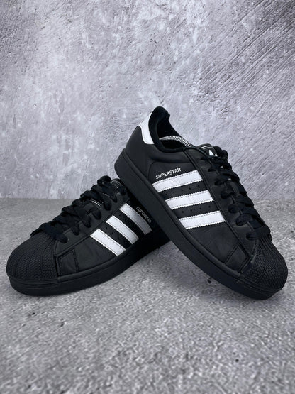 adidas Superstar II Black White - buty sportowe, para butów, widok z boku na tle studyjnym