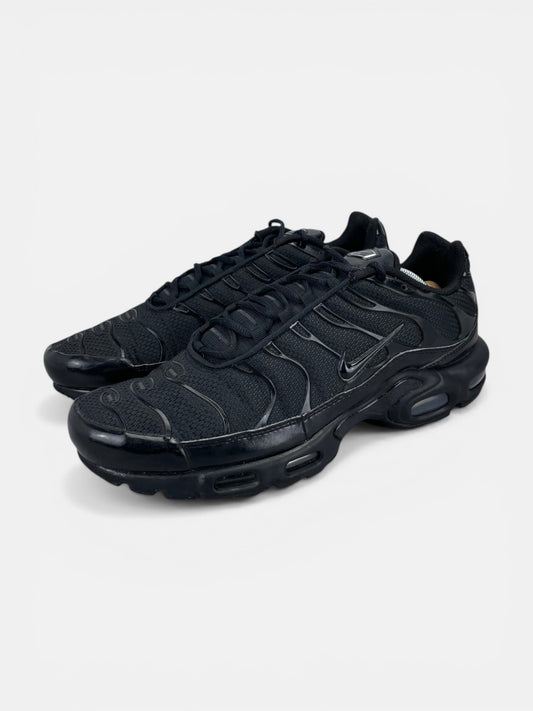 Nike Air Max Plus Triple Black - buty sportowe, widok z boku