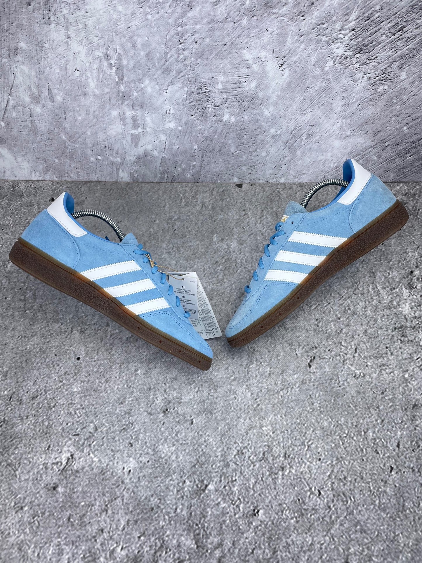 Adidas Handball Spezial Light Blue - buty sportowe, zewnętrzny panel prawego buta
