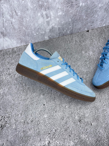 Adidas Handball Spezial Light Blue - buty sportowe, zewnętrzny panel lewego buta