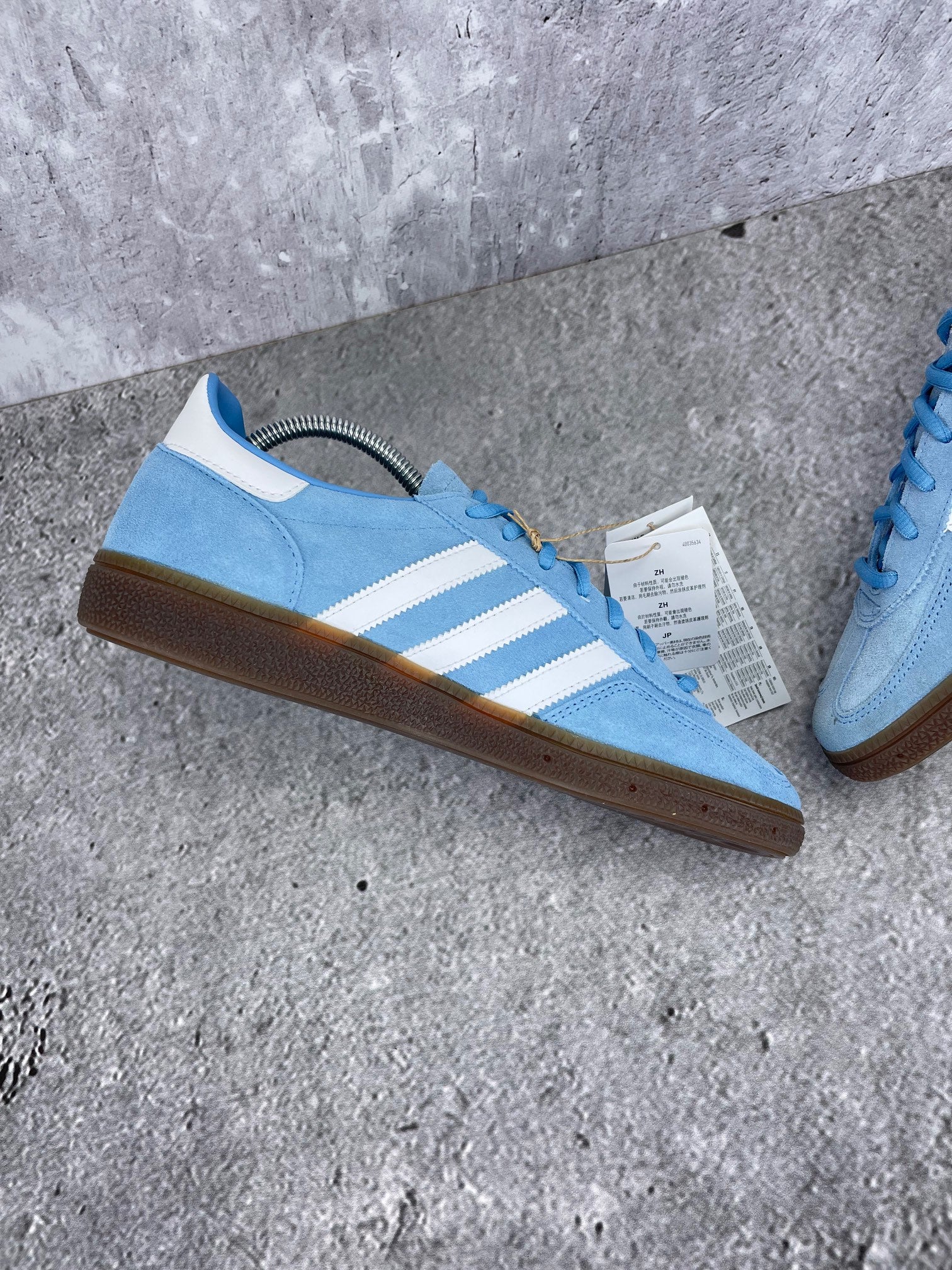 Adidas Handball Spezial Light Blue - buty sportowe, wewnętrzny panel lewego buta