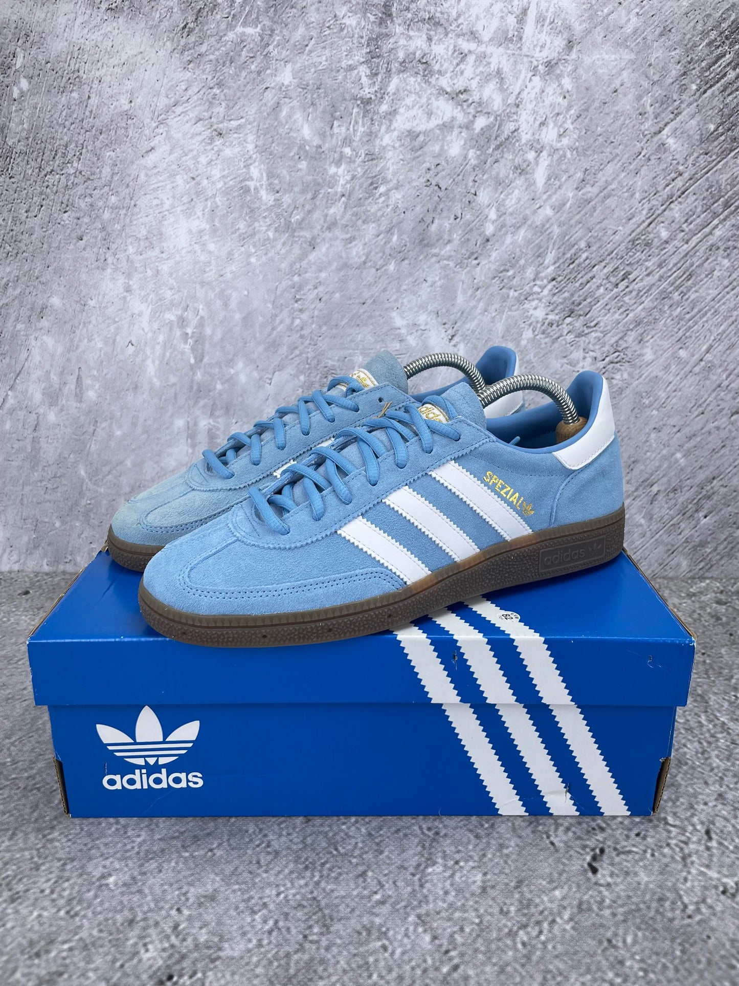 Adidas Handball Spezial Light Blue - buty sportowe, widok z boku na tle studyjnym