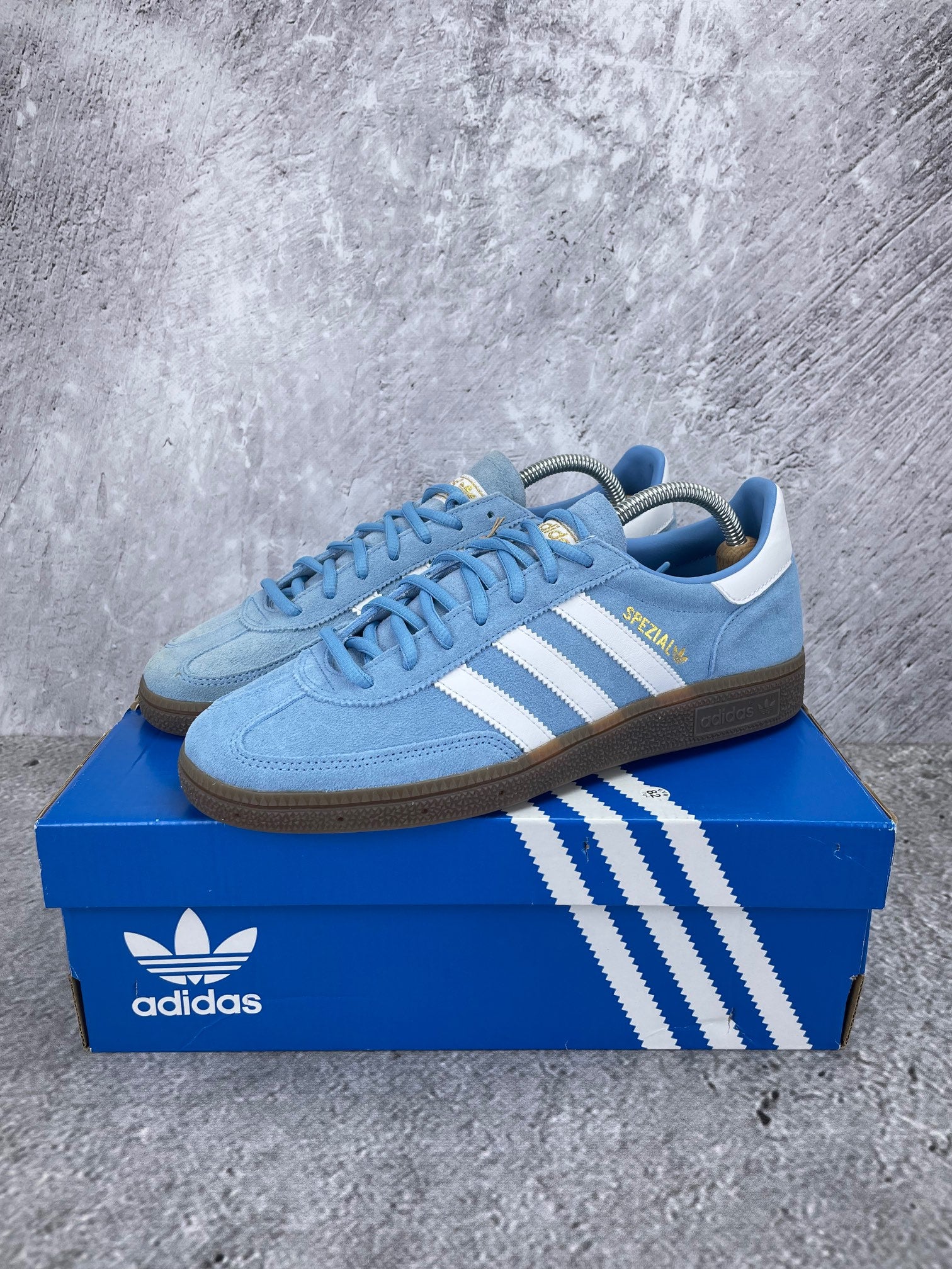 Adidas Handball Spezial Light Blue - buty sportowe, widok z boku na tle studyjnym