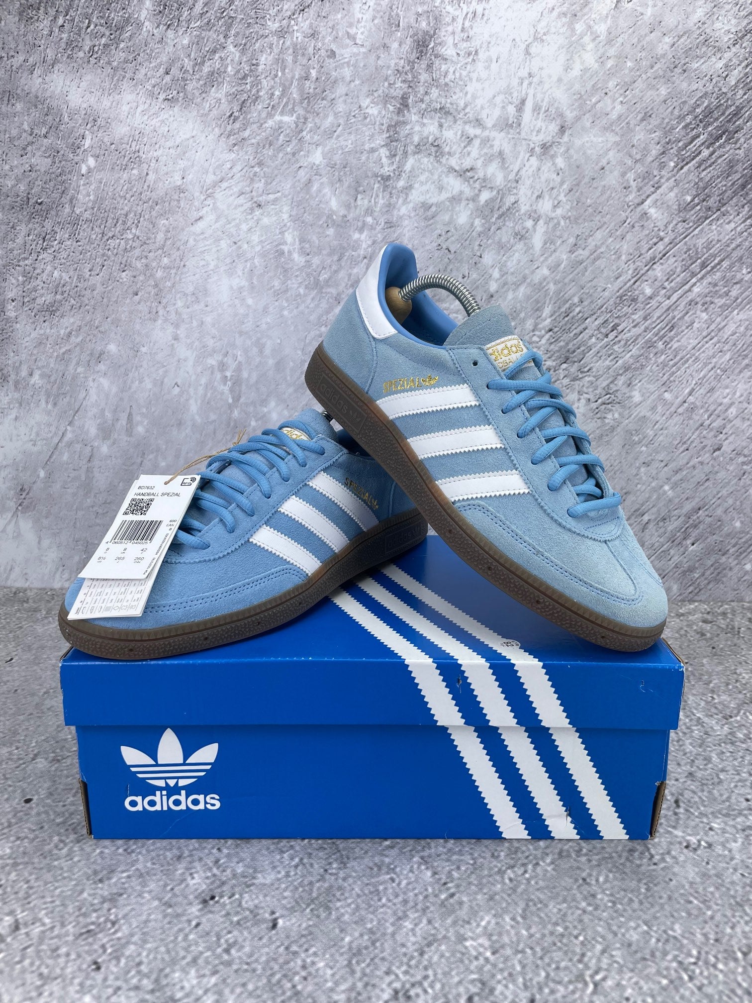 Adidas Handball Spezial Light Blue - buty sportowe, para butów, widok z boku na tle studyjnym