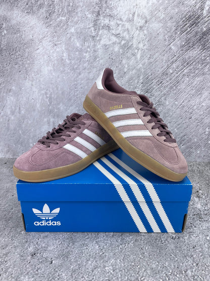 Adidas Gazelle Indoor None - buty sportowe, para butów, widok z boku na tle studyjnym