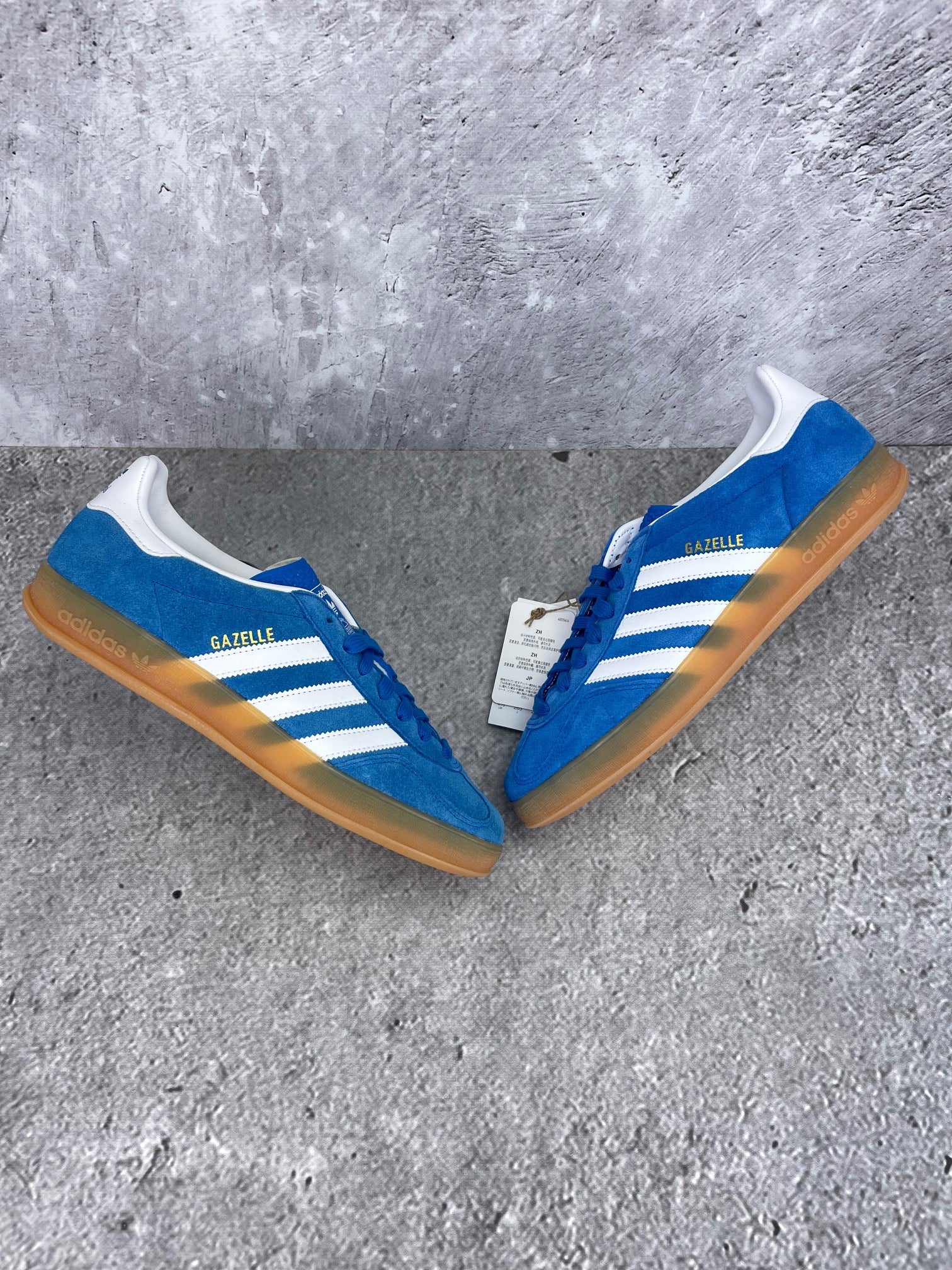 Adidas Gazelle None - buty sportowe, widok z góry na zewnętrzną stronę butów