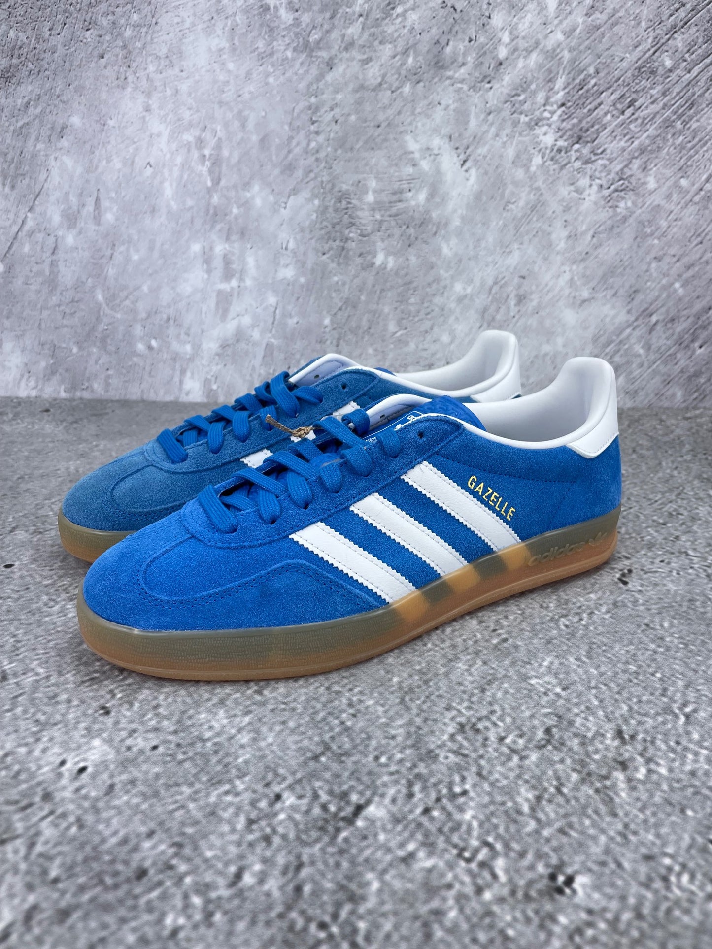 Adidas Gazelle None - buty sportowe, widok z boku na tle studyjnym