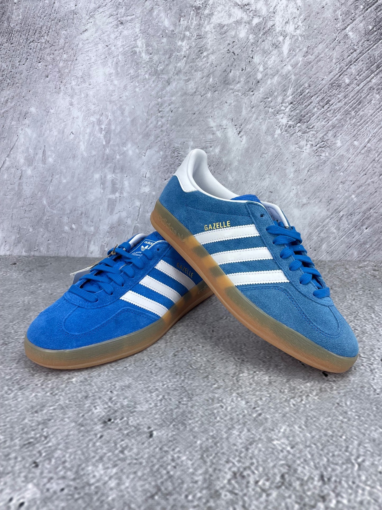 Adidas Gazelle None - buty sportowe, para butów, widok z boku na tle studyjnym
