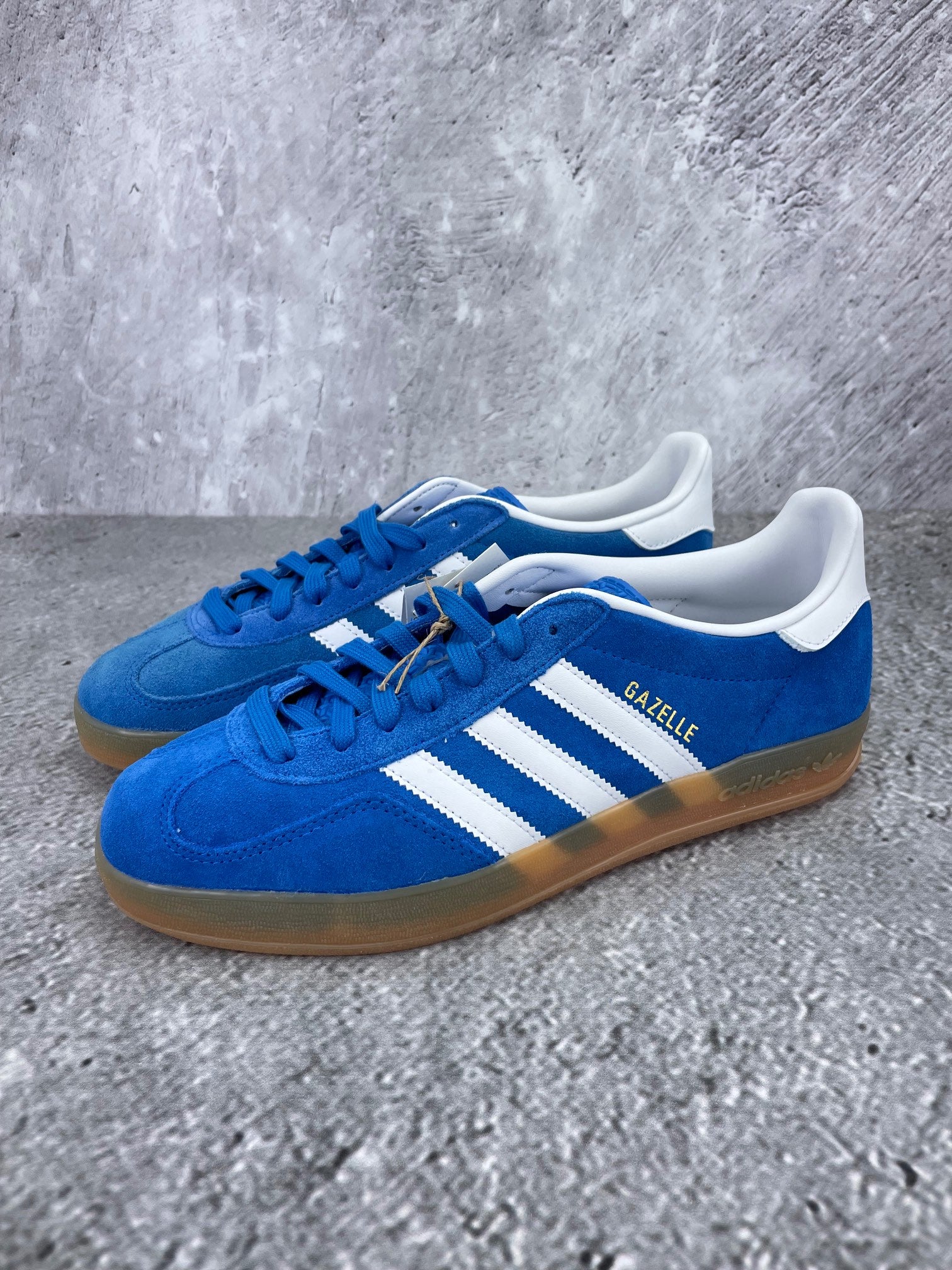 Adidas Gazelle None - buty sportowe, widok z boku na tle studyjnym