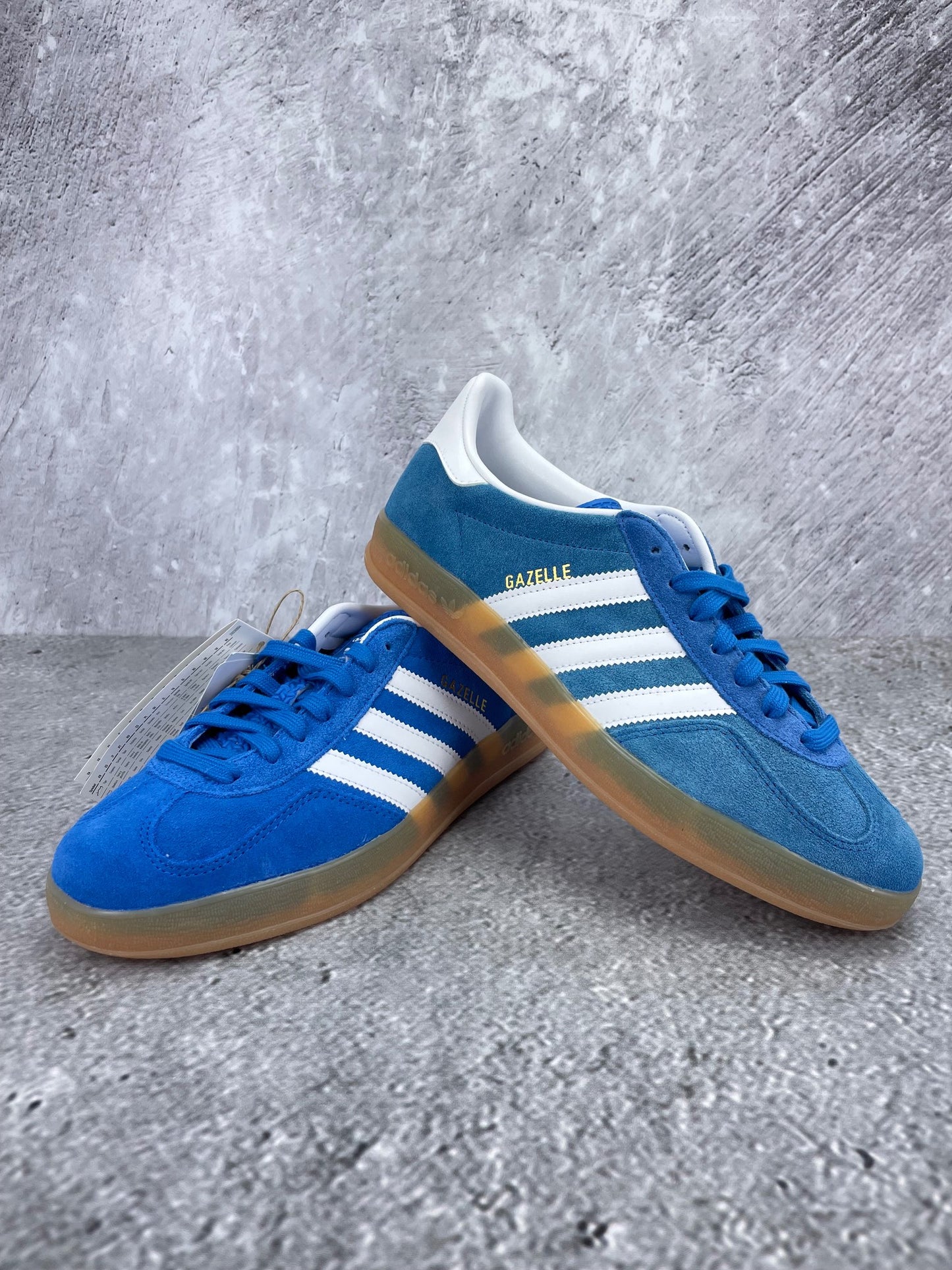 Adidas Gazelle None - buty sportowe, para butów, widok z boku na tle studyjnym
