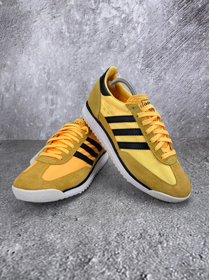 Adidas SL 72 RS Spark - buty sportowe, para butów, widok z boku na tle studyjnym