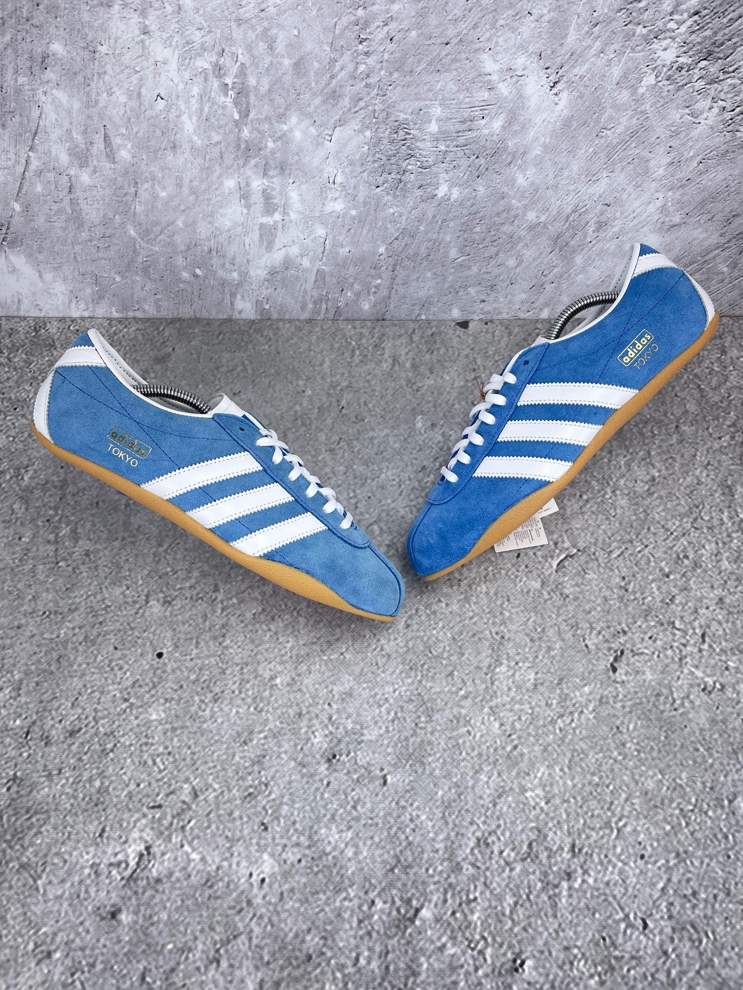Adidas Tokyo W Blue Bird - buty sportowe, widok z góry na zewnętrzną stronę butów