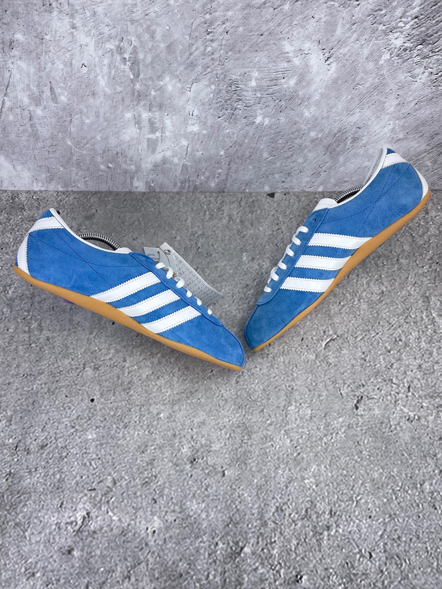 Adidas Tokyo W Blue Bird - buty sportowe, zewnętrzny panel prawego buta