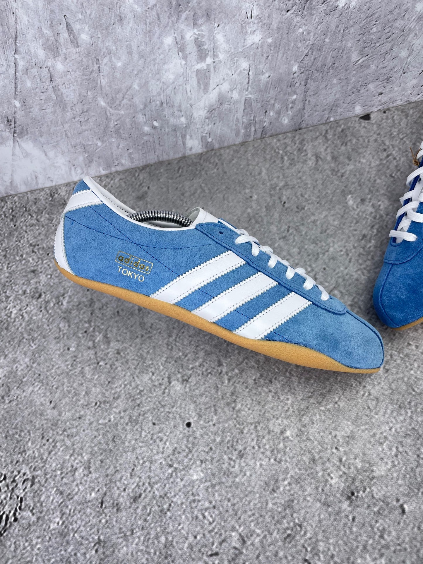 Adidas Tokyo W Blue Bird - buty sportowe, zewnętrzny panel lewego buta