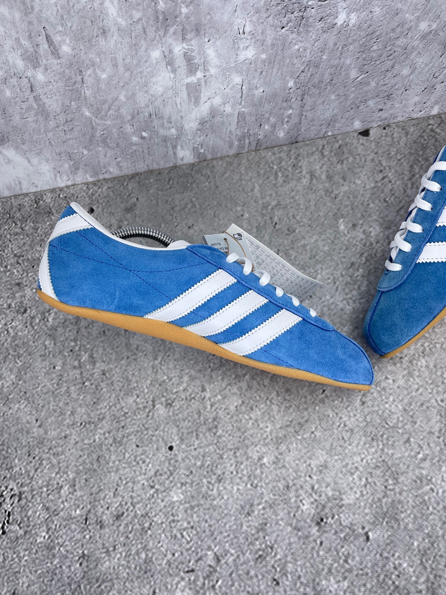 Adidas Tokyo W Blue Bird - buty sportowe, wewnętrzny panel lewego buta