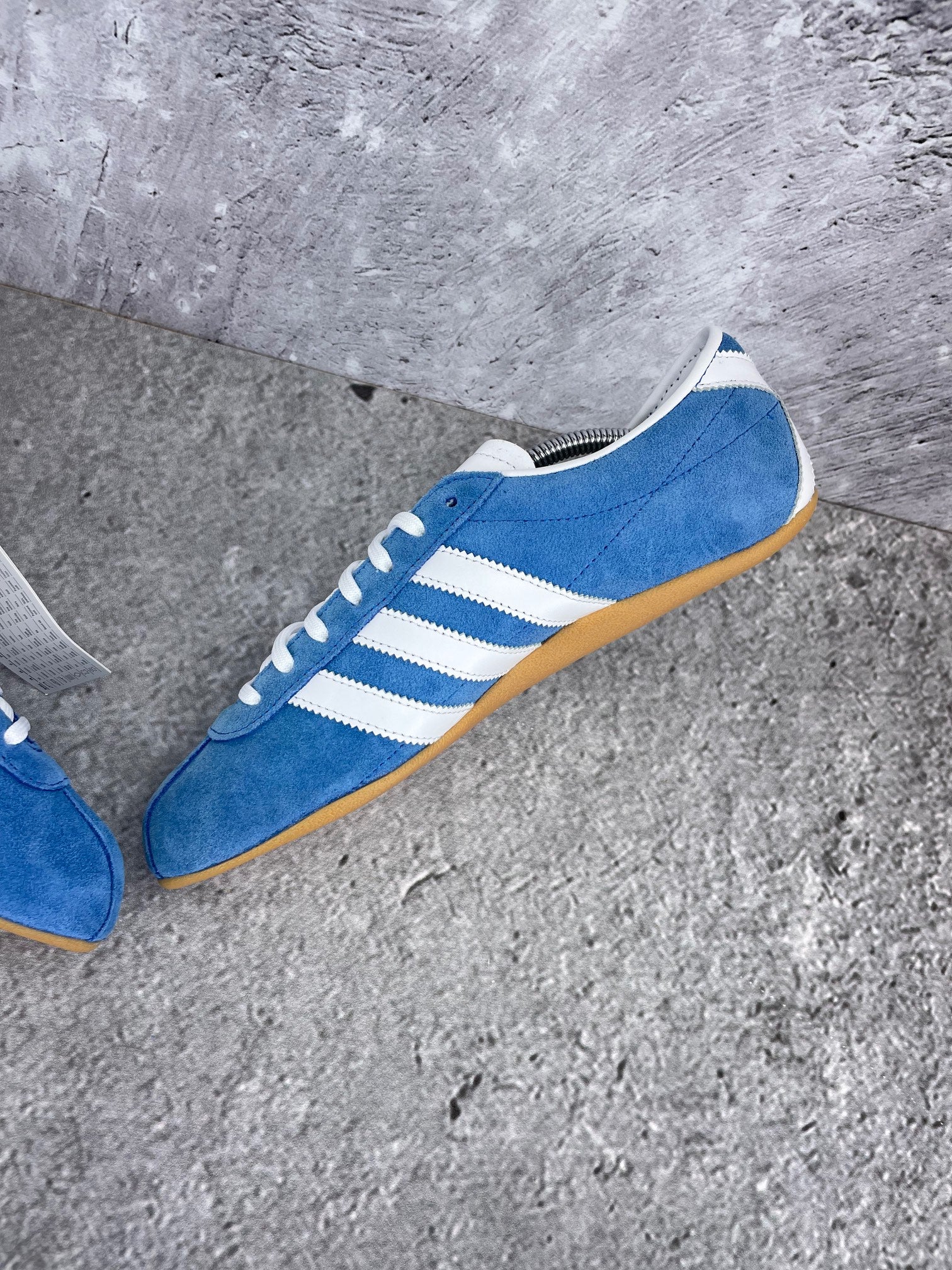 Adidas Tokyo W Blue Bird - buty sportowe, wewnętrzny panel prawego buta