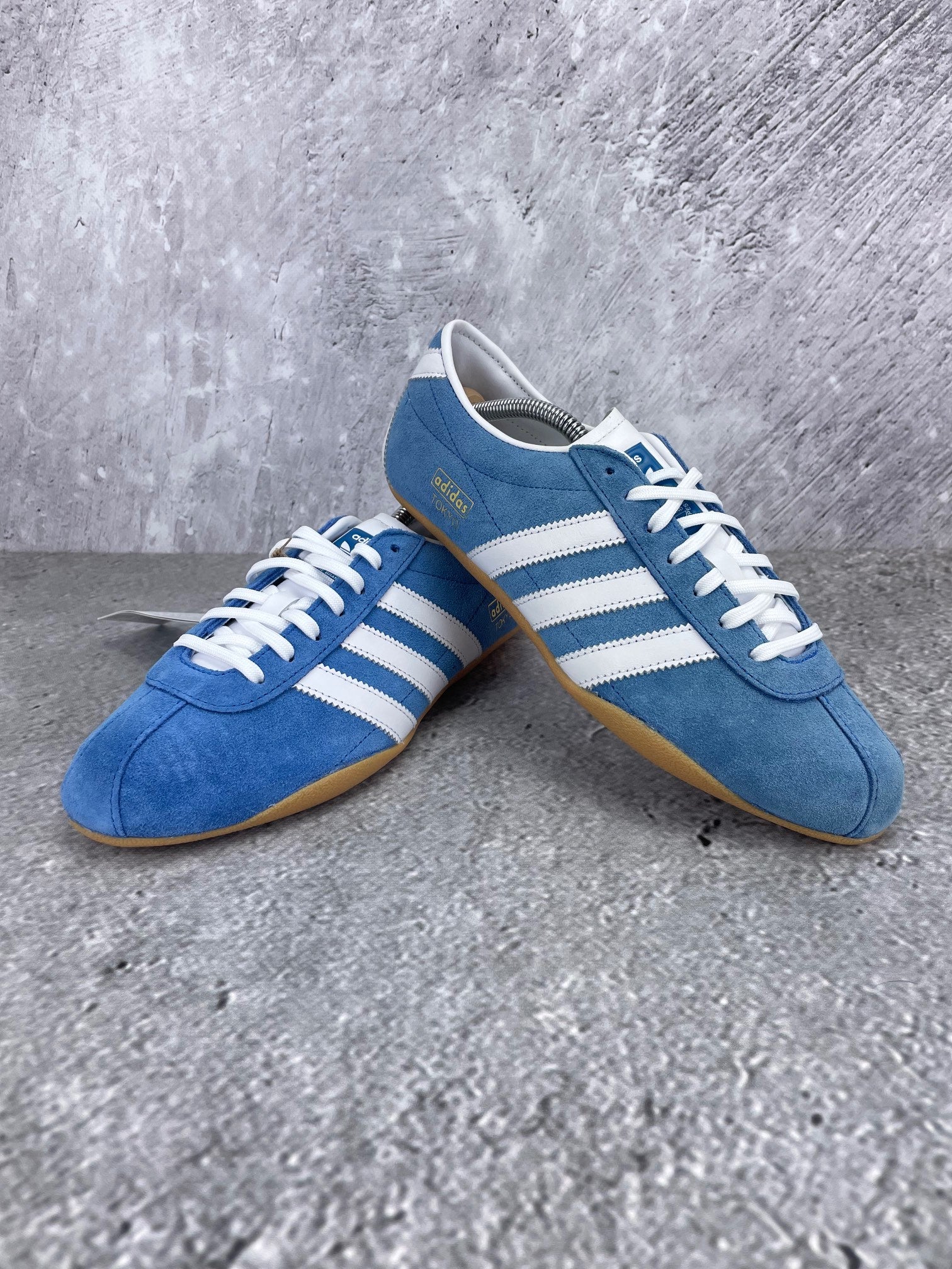Adidas Tokyo W Blue Bird - buty sportowe, para butów, widok z boku na tle studyjnym