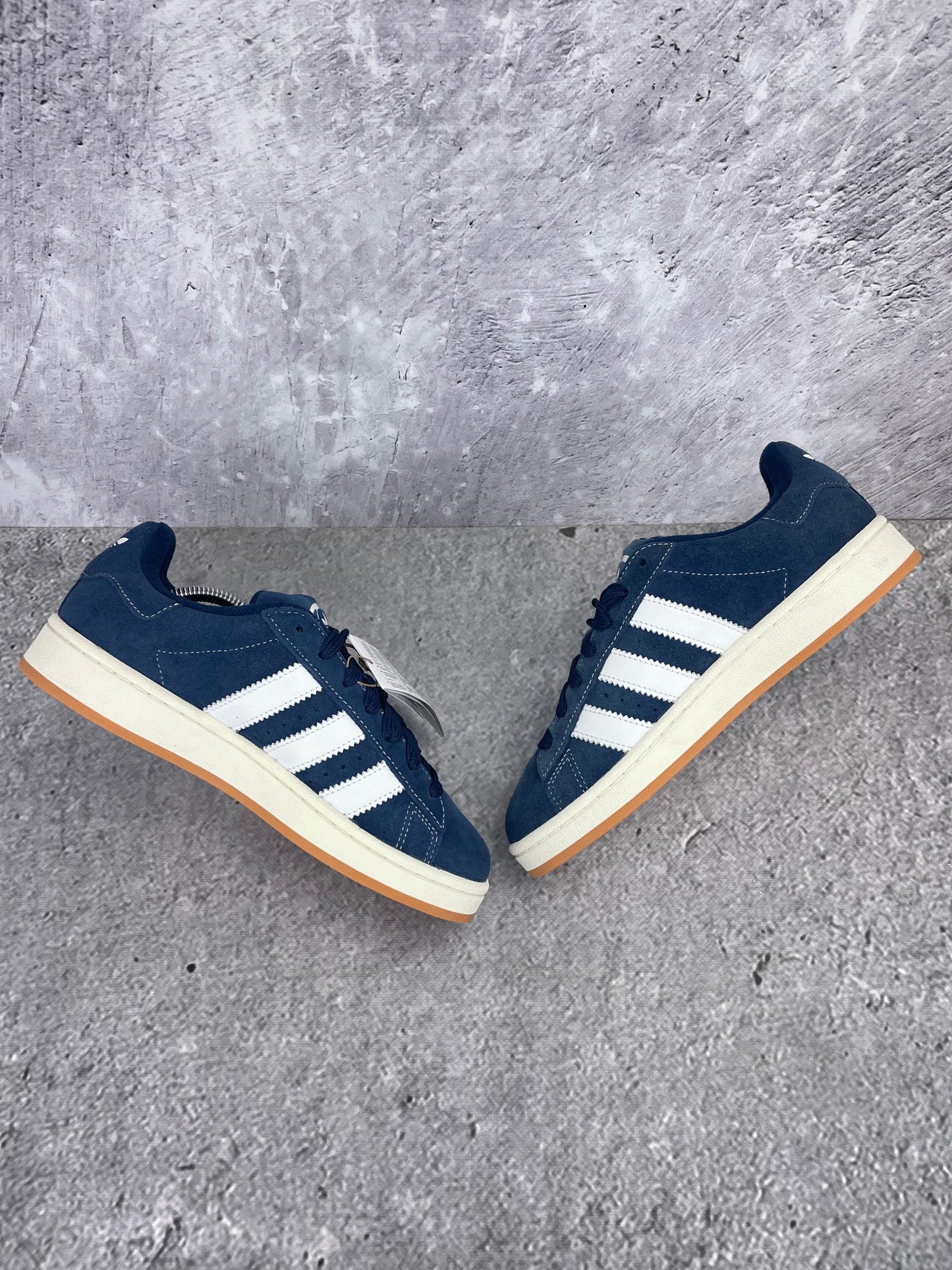 Adidas Campus Night Indigo - buty sportowe, zewnętrzny panel prawego buta