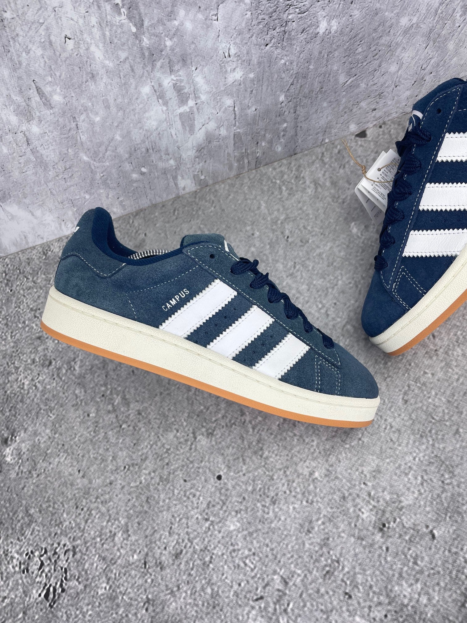 Adidas Campus Night Indigo - buty sportowe, zewnętrzny panel lewego buta