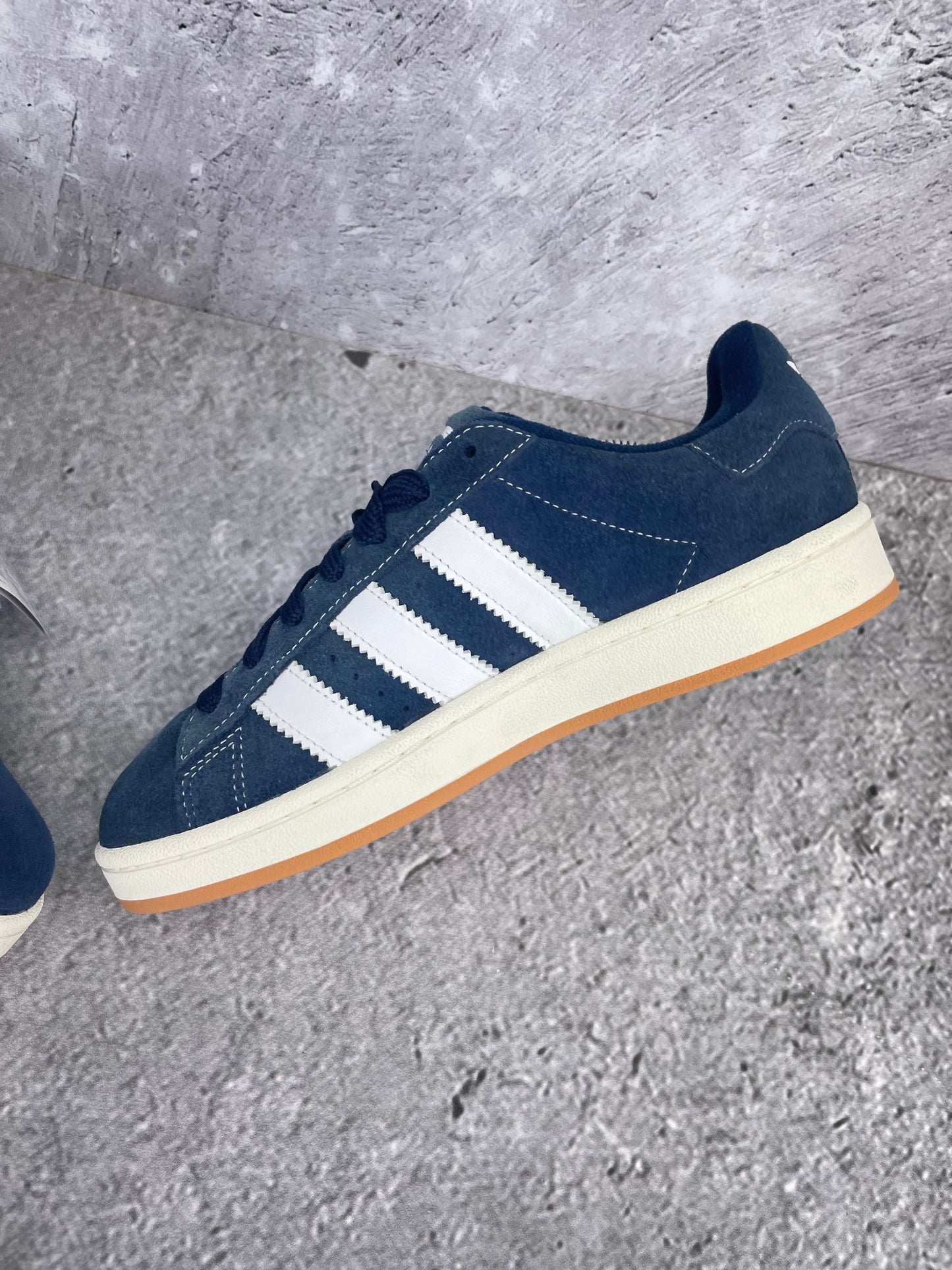 Adidas Campus Night Indigo - buty sportowe, wewnętrzny panel prawego buta