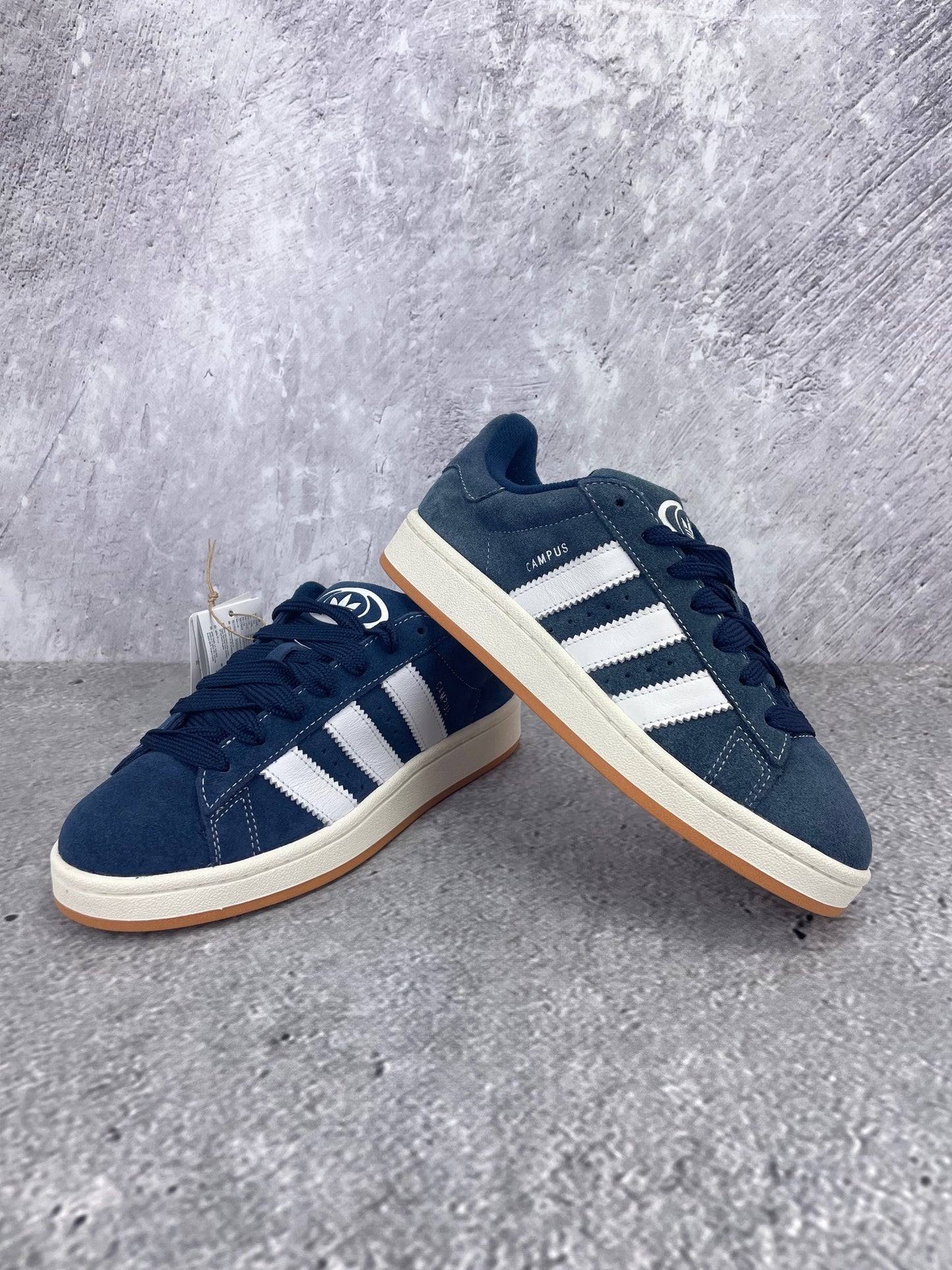 Adidas Campus Night Indigo - buty sportowe, para butów, widok z boku na tle studyjnym