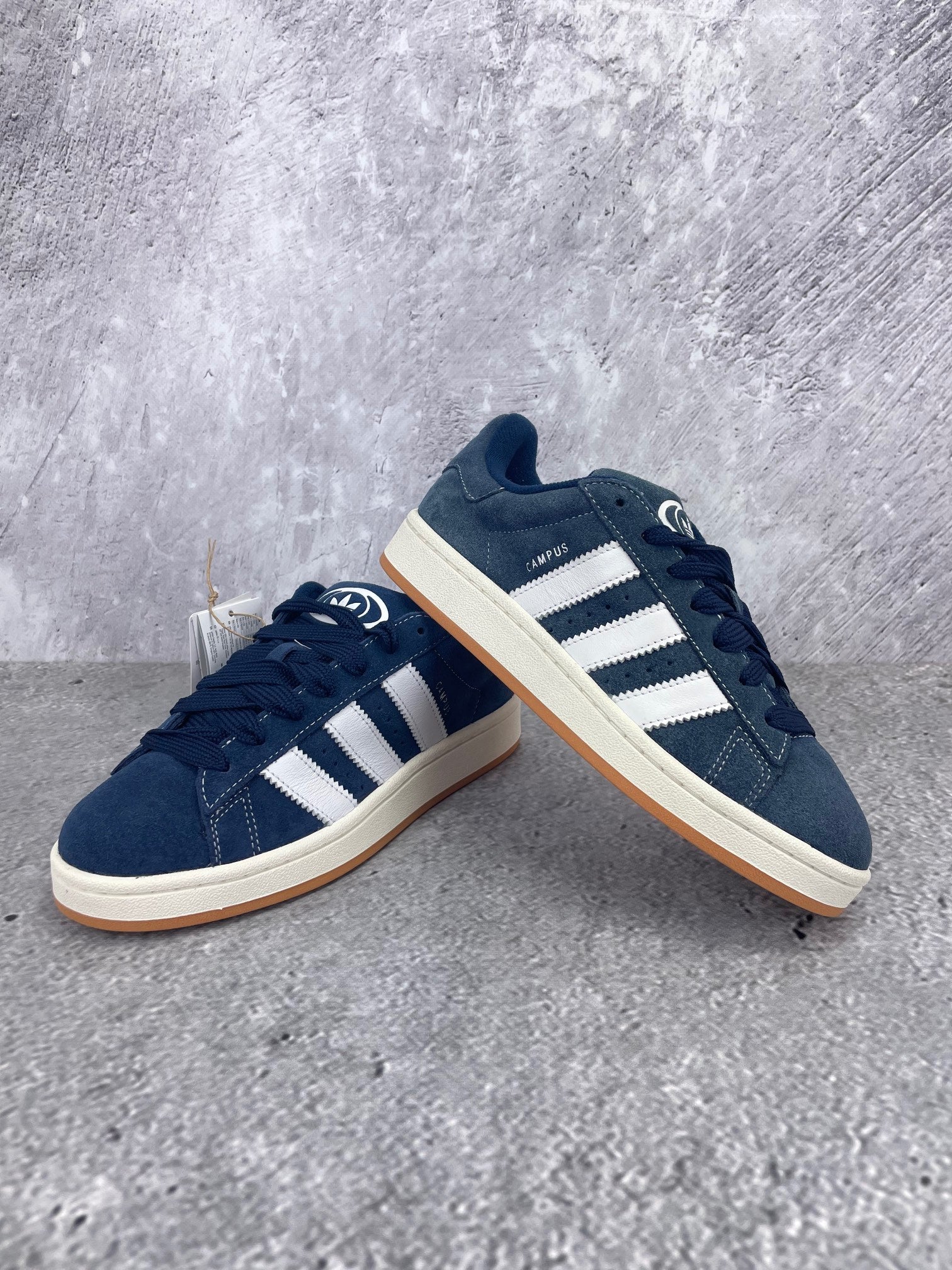 Adidas Campus Night Indigo - buty sportowe, para butów, widok z boku na tle studyjnym