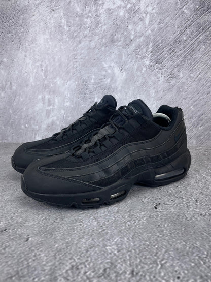 Nike Air Max 95 Essential Triple Black - buty sportowe, widok z boku